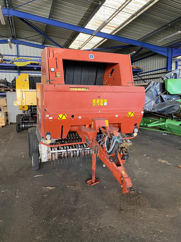 Machine occasion ballot paille case New Holland Afrique export DTI