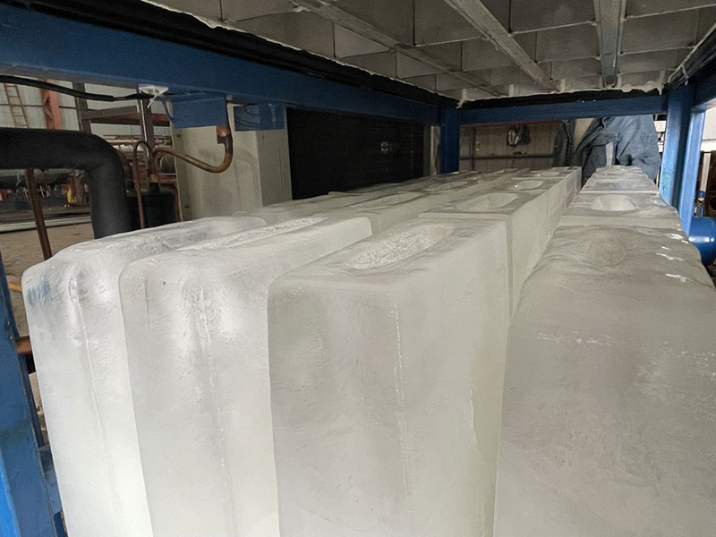 Sortie de la machine glaçons blocs 10 kg prestation Dubaï