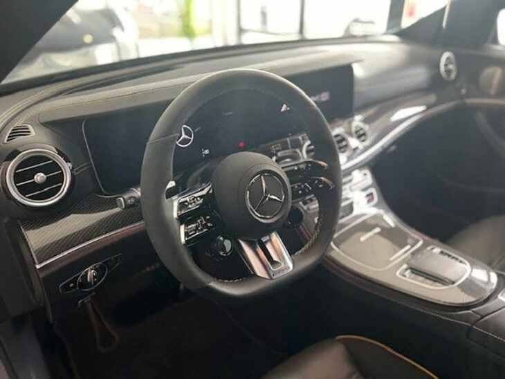 Mercedes-Benz E 300 e 4M Lim AMG - gris - intérieur vente