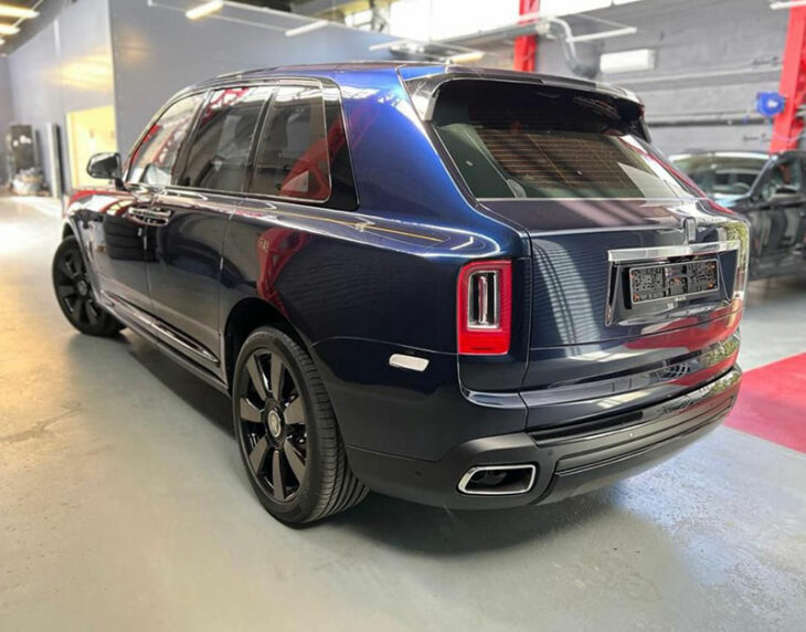Rolls Royce Cullinan - Back