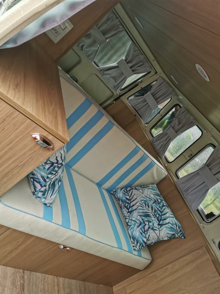 Combi Volkswagen Bleu - Salon Arrière