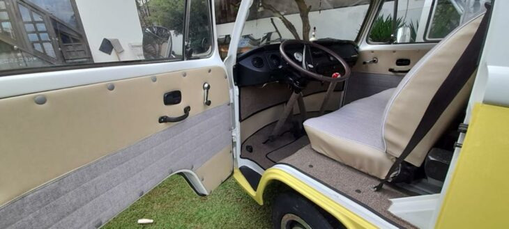 Combi Volkswagen Jaune - Conducteur