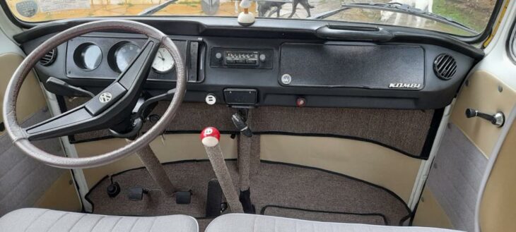Combi Volkswagen Jaune - Pilotage