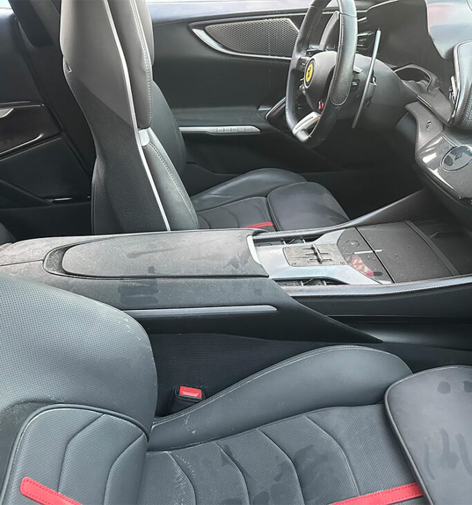 Ferrari intérieur voiture accidentée inondée - Import Export - DTI