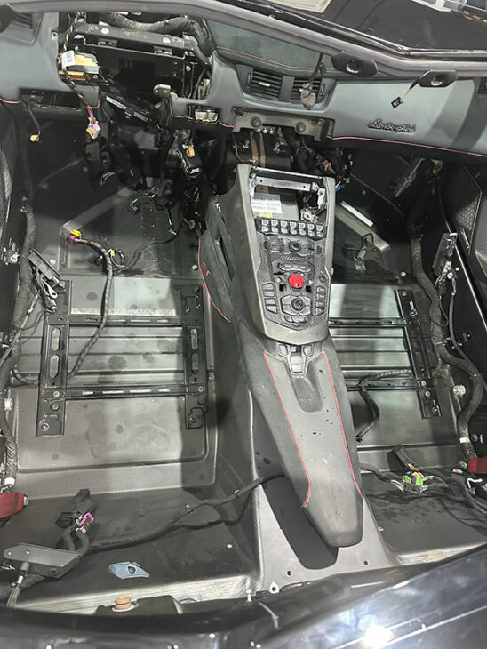 Lamborghini intérieur voiture accidentée inondée - Import Export - DTI