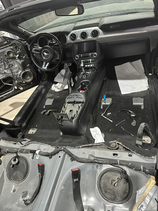 Mustang Intérieur voiture accidentée inondée - Import Export - DTI