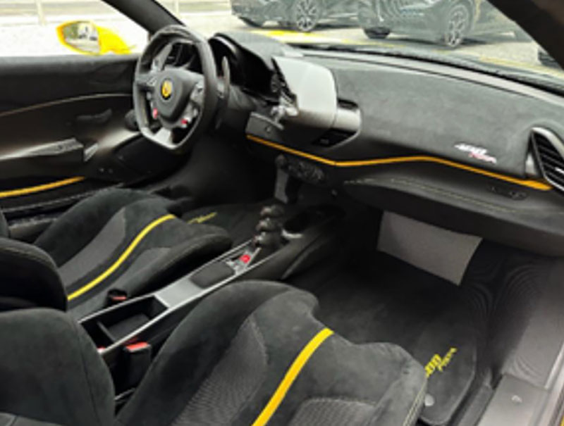 Ferrari 488 Pista - Interior